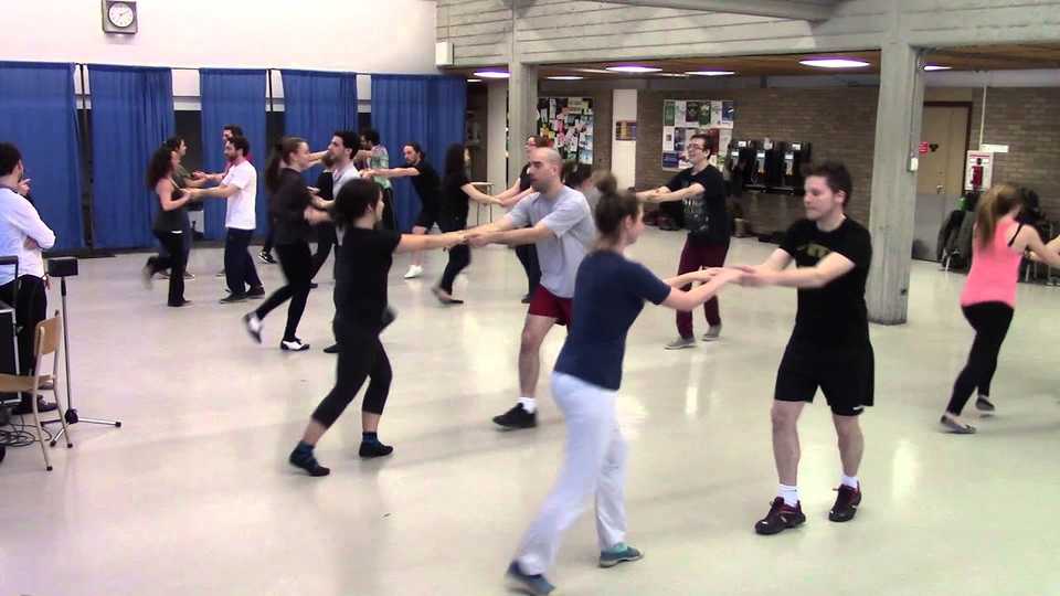 Des personnes dans un cours de danses.