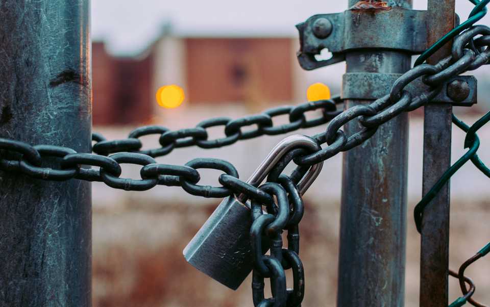 A grid closed by a chain with padlock