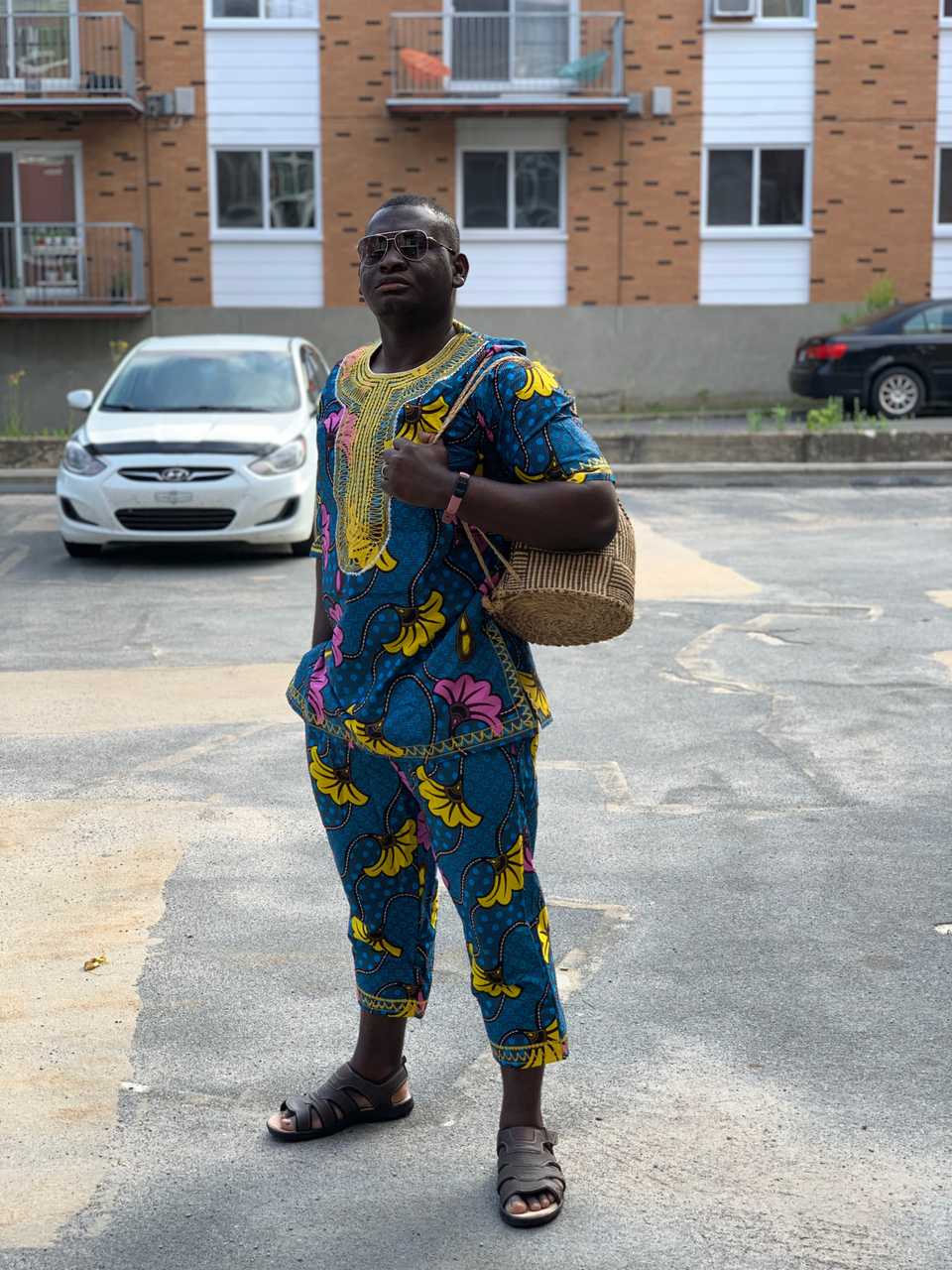 Un homme en tenue traditionnelle africaine avec des lunettes